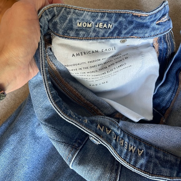 AE Comfort Stretch Waist Mom Jeans Size 4 - Picture 3 of 6